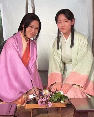 Ami Touma Instagram - この後20時から「#どうする家康」23話が放送されます！
写真は有村架純さんとのツーショット。
どうする家康の撮影で、一番ご一緒している時間が長くて、常に声をかけてくださったり色んな所で気遣ってくださったり、ととても優しい方でした！
23話、ぜひご覧下さい！
瀬名さんと亀の会話にもご注目下さい！