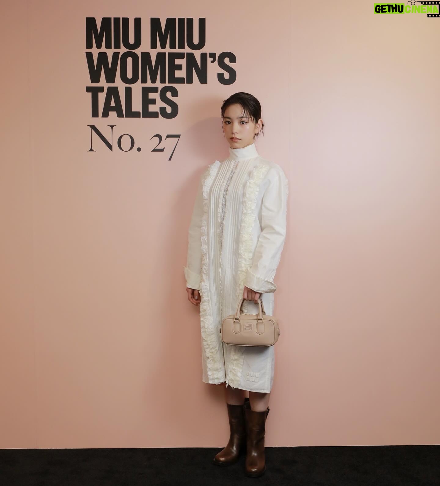 Ami Touma Instagram - ミュウミュウ ショートフィルムプロジェクト 「MIU MIU WOMEN’S TALES(女性たちの物語)」上映イベントに参加させて頂きました。 国際的に活躍する女性映画監督たちに作品を制作してほしいというミュウミュウの依頼から始まり、10 年以上続いているプロジェクトだそうです。 ショートフィルム「I AM THE BEAUTY OF YOUR BEAUTY, I AM THE FEAR OF YOUR FEAR」を見てきました。 心に隠してきた気持ちを押し殺さず自分が持てるもの全てを使って表現していく事で本来の自分が見えてくる、と教えられているように感じました。 素敵な衣装を着て、可愛いバッグを持って、ショートフィルムを見られてとても素敵な時間でした。 ショートフィルムはYouTubeでも見る事ができるので気になった方はぜひご覧ください! #MiuMiu #MiuMiuWomensTales #PR