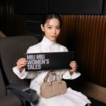 Ami Touma Instagram - ミュウミュウ ショートフィルムプロジェクト 「MIU MIU WOMEN’S TALES(女性たちの物語)」上映イベントに参加させて頂きました。 国際的に活躍する女性映画監督たちに作品を制作してほしいというミュウミュウの依頼から始まり、10 年以上続いているプロジェクトだそうです。 ショートフィルム｢I AM THE BEAUTY OF YOUR BEAUTY, I AM THE FEAR OF YOUR FEAR」を見てきました。 心に隠してきた気持ちを押し殺さず自分が持てるもの全てを使って表現していく事で本来の自分が見えてくる、と教えられているように感じました。 素敵な衣装を着て、可愛いバッグを持って、ショートフィルムを見られてとても素敵な時間でした。 ショートフィルムはYouTubeでも見る事ができるので気になった方はぜひご覧ください！ #MiuMiu #MiuMiuWomensTales #PR