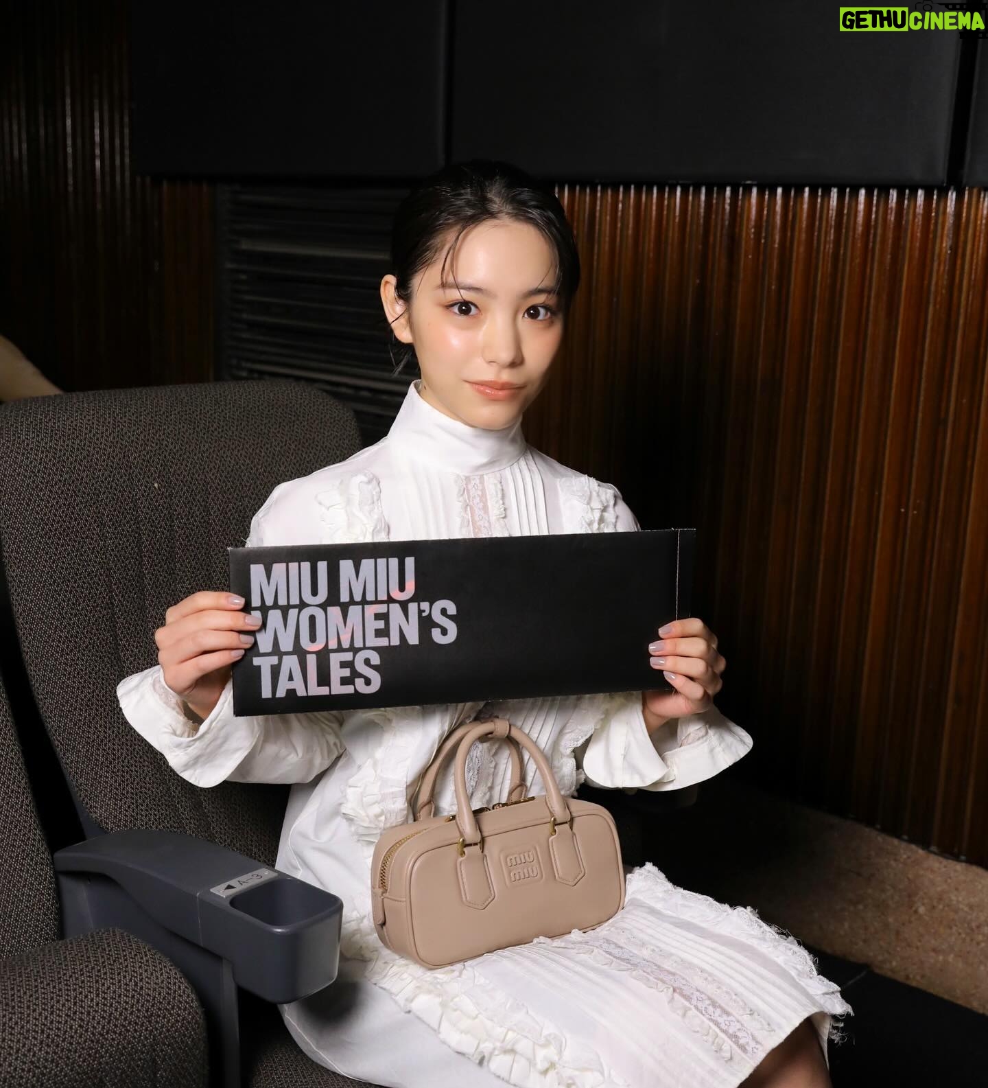 Ami Touma Instagram - ミュウミュウ ショートフィルムプロジェクト 「MIU MIU WOMEN’S TALES(女性たちの物語)」上映イベントに参加させて頂きました。 国際的に活躍する女性映画監督たちに作品を制作してほしいというミュウミュウの依頼から始まり、10 年以上続いているプロジェクトだそうです。 ショートフィルム「I AM THE BEAUTY OF YOUR BEAUTY, I AM THE FEAR OF YOUR FEAR」を見てきました。 心に隠してきた気持ちを押し殺さず自分が持てるもの全てを使って表現していく事で本来の自分が見えてくる、と教えられているように感じました。 素敵な衣装を着て、可愛いバッグを持って、ショートフィルムを見られてとても素敵な時間でした。 ショートフィルムはYouTubeでも見る事ができるので気になった方はぜひご覧ください! #MiuMiu #MiuMiuWomensTales #PR