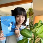 Ami Touma Instagram - 第47回創作テレビドラマ大賞「ケの日のケケケ」にて、片瀬あまね役を演じさせていただきます。 片瀬あまねは、光や音に敏感な、感覚過敏の女の子です。 今回あまねを演じるにあたって、感覚過敏とは何かを知る必要がありました。光がより眩しく感じたり、突発的な音が特に苦手だったりと、私とはまた違った感覚の世界で生きているあまねになる事はとても難しかったです。 あまねの母､片瀬響子役を尾野真千子さん、クラスメイトの進藤琥太郎役に奥平大兼さんと、以前別の作品で共演したお2人と今回ご一緒できて、撮影中とても心強かったです。 新しく始まった高校生活。必ず部活動に入らなければならないという校則に苦戦するあまね。ままならない日々の中、自分が自分らしく過ごせるよう頑張るあまねと、ともに一歩ずつ前に進んでいく仲間とそれを見守ってくれる人達に囲まれた優しいドラマです。 このドラマを通して感覚過敏とは何かについても知っていただけると嬉しいです。是非ご覧ください。 #ケの日のケケケ #感覚過敏