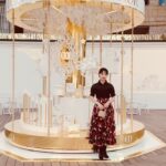 Ami Touma Instagram - ディオールホリデーイベント「ガーデン オブ ドリームズ」に行ってきました！ 香りや光の仕掛けが施されていてとてもドキドキして、普段とは違う夢の世界に迷い込んだような特別な気分になりました！ 2023年12月1日(金)~ 2023年12月17日(日) 11:00 ~ 20:00(最終入場19:20 港区六本木6-10-1 六本木ヒルズアリーナ/毛利庭園 特設サイト : http://on.dior.com/xmaspopup2023 @DiorBeauty @Dior #DREAMINDIOR #DIORHOLIDAYS #ガーデンオブドリームズ. #ディオールファインジュエリー #SupportedByDior