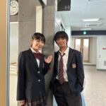 Ami Touma Instagram - 「#最高の教師」も残すところあと1話となりました。この1話が終わってしまうと、九条先生とD組全員が揃うことはもうないと思うと寂しく思います。 写真は、#加藤清史郎 さんと！ 演技中は同級生の相楽くん、普段は優しい先輩です😊