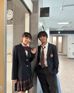 Ami Touma Instagram - 「#最高の教師」も残すところあと1話となりました。この1話が終わってしまうと、九条先生とD組全員が揃うことはもうないと思うと寂しく思います。 写真は、#加藤清史郎 さんと！ 演技中は同級生の相楽くん、普段は優しい先輩です😊