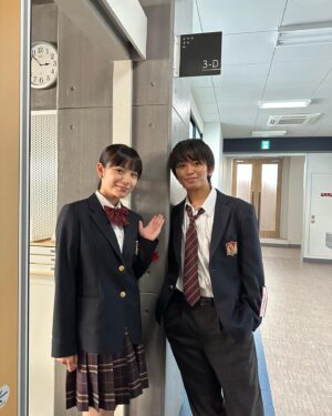 Ami Touma Instagram - 「#最高の教師」も残すところあと1話となりました。この1話が終わってしまうと、九条先生とD組全員が揃うことはもうないと思うと寂しく思います。
写真は、#加藤清史郎 さんと！
演技中は同級生の相楽くん、普段は優しい先輩です😊