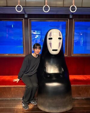 Ami Touma Instagram - 先日ジブリパークに行ってきました！
小さい頃からジブリが大好きで、ずっと行きたかったので、1人で大はしゃぎでした笑
個人的に風の谷のナウシカが一番好きなのですが、ちょこんと座ってるカオナシが可愛かったのでツーショットを📸
お土産コーナーは宝の山で多分1時間くらい居ました笑
一日じゃ時間が足りないくらい楽しかったです！
#ジブリパーク