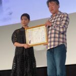 Ami Touma Instagram – 今日は3月30日、かがみのお城が閉まる日という事で、「かがみの孤城」フィナーレイベントがありました‼️
「かがみの孤城」を観てくださった皆さんのベストシーンを知れて、来てくださった皆さんとそれを共有できて、とても楽しい時間を過ごせました🪞
最後には監督から「かがみの孤城」修了証書を頂きました😊
監督のコメントが沢山書かれていてすごく嬉しかったです。
上映はまだ続くので映画を楽しんでいただけると嬉しいです。

#原恵一監督 と
お見送りさせていただきました。