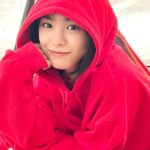 Ami Touma Instagram - 皆さんこんにちは！ お元気ですか？この写真は2023カレンダーのオフショットです。赤のフードがお気に入りです✨️ #2024年 の #カレンダー もお楽しみに〜 「最高の教師」の撮影も10話台本まで来て、あと少しで終わってしまうな、と少し寂しい気持ちです。