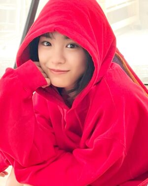 Ami Touma Instagram - 皆さんこんにちは！
お元気ですか？この写真は2023カレンダーのオフショットです。赤のフードがお気に入りです✨️
#2024年 の #カレンダー もお楽しみに〜

「最高の教師」の撮影も10話台本まで来て、あと少しで終わってしまうな、と少し寂しい気持ちです。