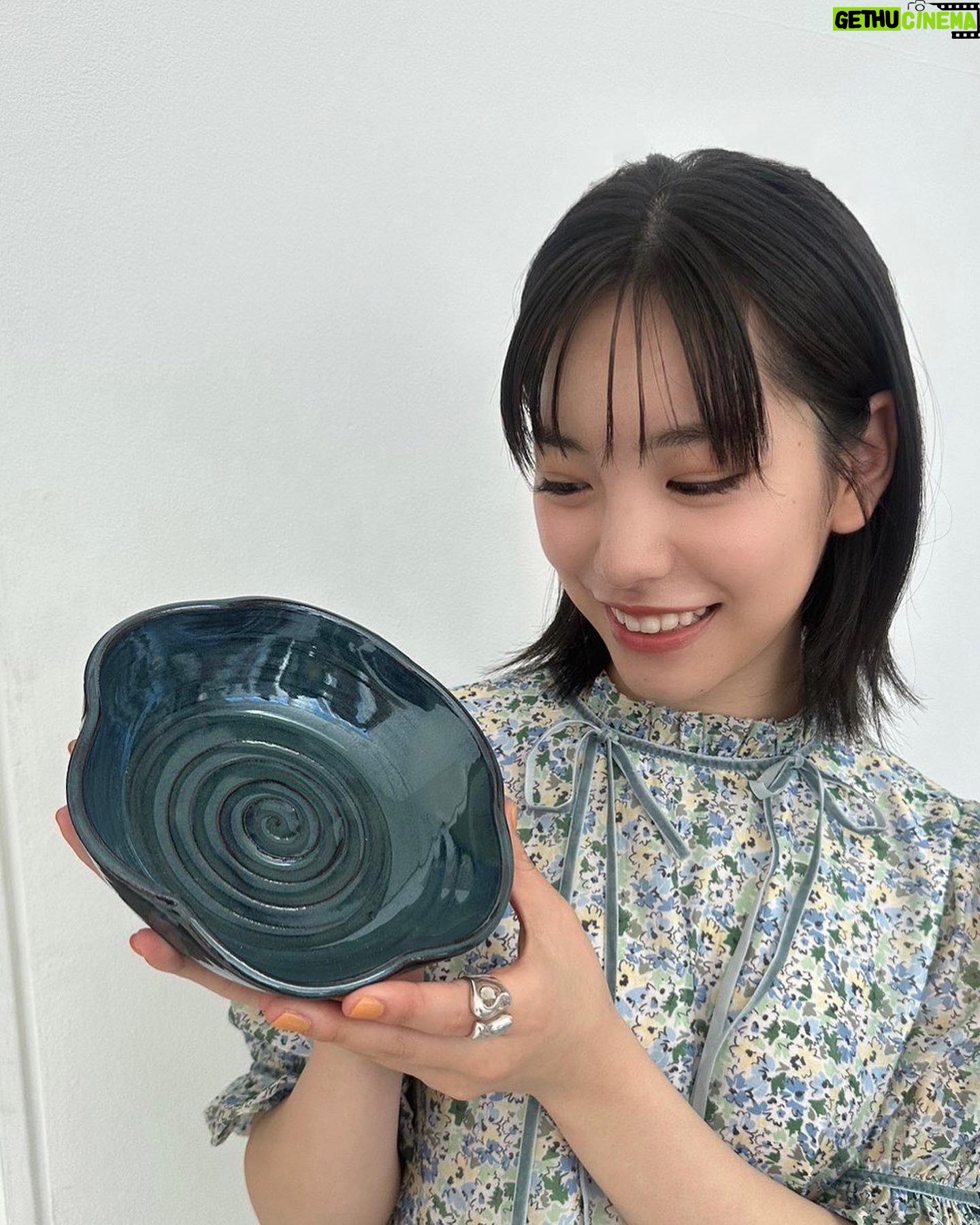 Ami Touma Instagram - 前の#Myojo の撮影で作ったお皿が手元に届いたので、ハンバーグ(自分で作ったのでちょっと焦げました💦)を盛り付けてみました! 今月号も是非ご覧下さい!