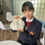 Ami Touma Instagram - 「#最高の教師」#8話、明日夜10時放送です。 楽しみですね。 最近は、ふと斜め前が空席なのを見ては寂しいなと思ったりしています。D組のみんなも、愛菜ちゃんいないの寂しい、芦田さんいない事が慣れない、なんて話してます。 鵜久森さんがこうなってしまった原因、知りたいですね、、 是非ご覧ください！