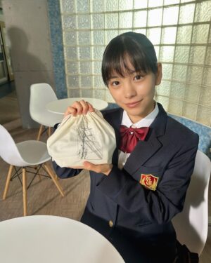 Ami Touma Instagram - 「#最高の教師」#8話、明日夜10時放送です。
楽しみですね。
最近は、ふと斜め前が空席なのを見ては寂しいなと思ったりしています。D組のみんなも、愛菜ちゃんいないの寂しい、芦田さんいない事が慣れない、なんて話してます。
鵜久森さんがこうなってしまった原因、知りたいですね、、
是非ご覧ください！