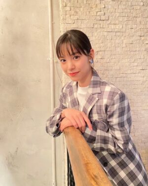 Ami Touma Instagram - #日経エンタテインメント 10月号今日発売です。
少し大人な雰囲気の衣装を着させて頂きました！
是非ご覧ください！
#連載