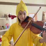 Ami Touma Instagram – みなさん、こんばんは。
もうすぐハロウィンということで、仮装🎃ではなく、「#僕の手を売ります」の丸子の3話オフショットを上げます！
これなんだか分かりますか??
みなさんは今年のハロウィンはどう過ごしますか？どんどん寒くなってきているので体調に気をつけてお過ごしください！