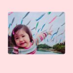 Ami Touma Instagram – 皆さんゴールデンウィークどうお過ごしですか！
友達や家族と出かけている方、家でまったり休みを満喫されてる方、お仕事を頑張ってる方も、少し寒かったり急に暑くなったりと気温の変化が激しいので、体調、そして怪我・事故に気をつけて、お過ごしください😊

#17歳　と　
#2歳　の私。