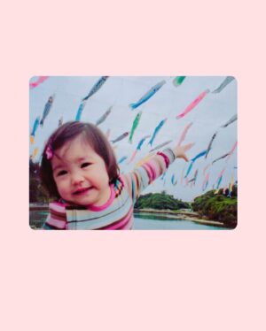 Ami Touma Instagram - 皆さんゴールデンウィークどうお過ごしですか！
友達や家族と出かけている方、家でまったり休みを満喫されてる方、お仕事を頑張ってる方も、少し寒かったり急に暑くなったりと気温の変化が激しいので、体調、そして怪我・事故に気をつけて、お過ごしください😊

#17歳　と　
#2歳　の私。