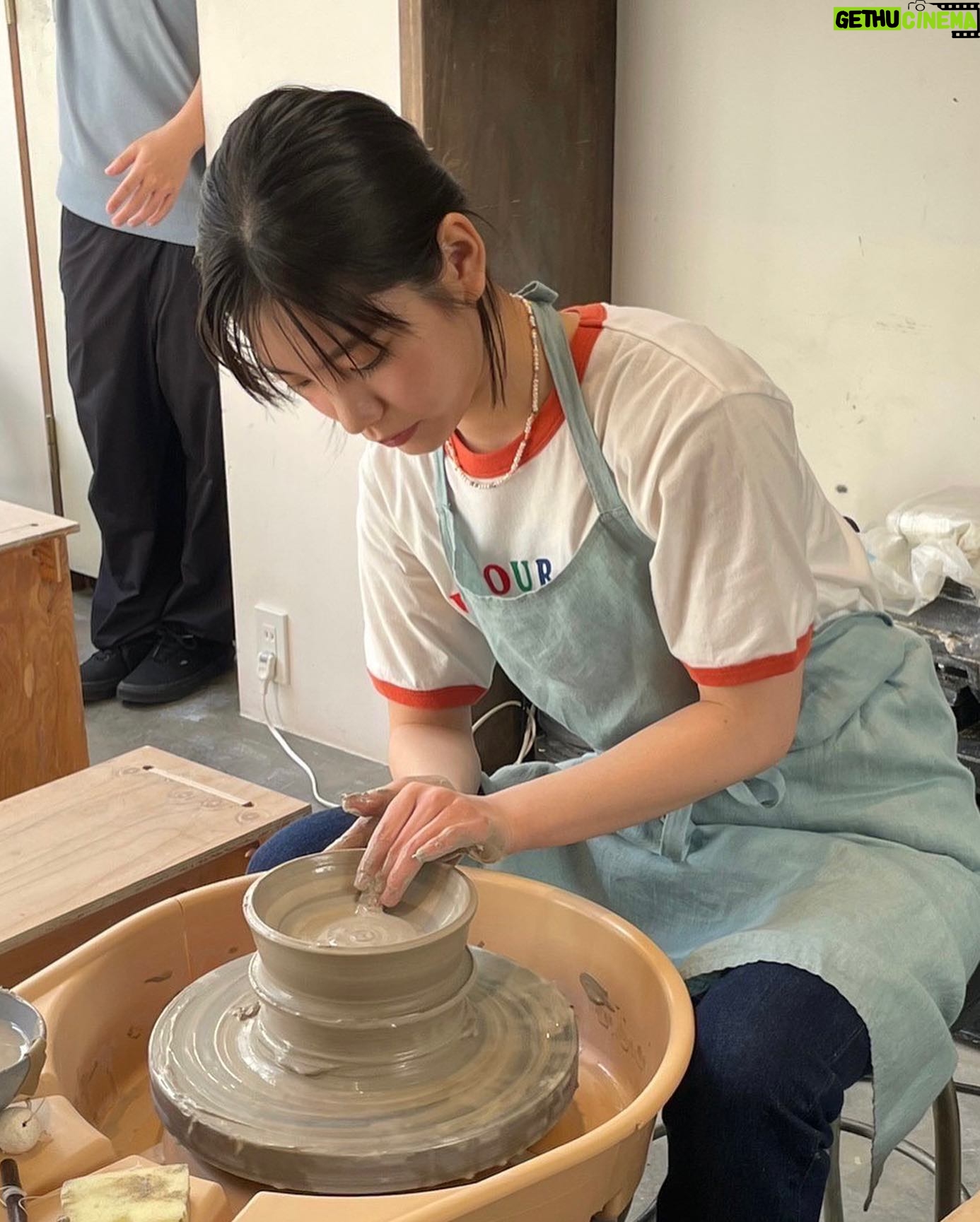 Ami Touma Instagram - 前の#Myojo の撮影で作ったお皿が手元に届いたので、ハンバーグ(自分で作ったのでちょっと焦げました💦)を盛り付けてみました! 今月号も是非ご覧下さい!