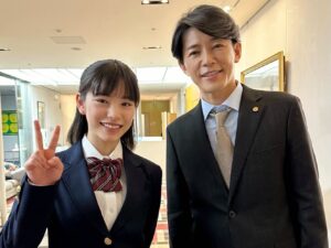 Ami Touma Instagram - ZIP!朝ドラマ「#パパとなっちゃんのお弁当」最終回ご覧いただけましたでしょうか？
700枚のお品書きが並んでるのを見て、3年間お弁当を作り続けてくれたパパは本当に凄いです！
最後のなっちゃんのお弁当見て、お弁当を通して成長したのはパパだけじゃなくて、なっちゃんもパパからの思いを毎日受け取って成長したんだなと思いました！
毎朝見て下さりありがとうございました！

#藤木直人 さん、共演者・スタッフの皆さん、#ZIP! の皆さん、見てくださった皆さん、ありがとうございました！