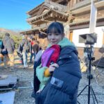 Ami Touma Instagram – 今日はなんと！映画｢#水は海に向かって流れる｣の公開日です🎬
この作品は私が初めて出演させてもらった長編映画で、色んな思い出が詰まった映画です。この後ろに写っている大きな家はシェアハウスで、みんなの個性溢れる空間がぎゅっと詰まってるんです！
休みの時間に色んな部屋を探検してました！
実は去年の1月に撮影していて雪が降ったりしてとても寒かったんです🥶
でもスタッフの皆さん、そして共演者の皆さんが本当に優しくて温かい現場で楽しくて、そんな寒さも乗り越えられました。

トキメキが詰まった心温まる映画となっています！
ぜひ劇場でご覧下さい！

#水うみ