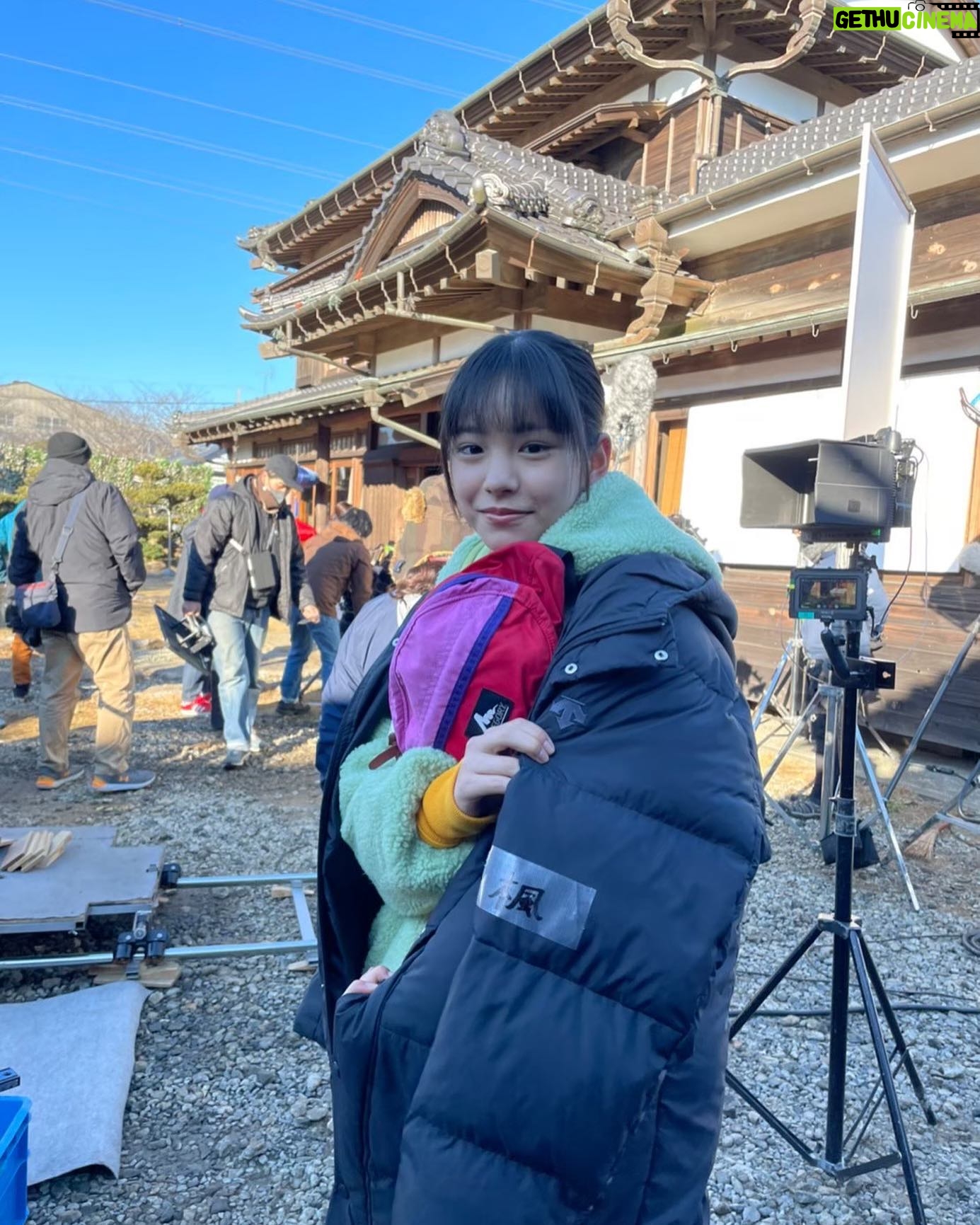 Ami Touma Instagram - 今日はなんと!映画「#水は海に向かって流れる」の公開日です🎬 この作品は私が初めて出演させてもらった長編映画で、色んな思い出が詰まった映画です。この後ろに写っている大きな家はシェアハウスで、みんなの個性溢れる空間がぎゅっと詰まってるんです! 休みの時間に色んな部屋を探検してました! 実は去年の1月に撮影していて雪が降ったりしてとても寒かったんです🥶 でもスタッフの皆さん、そして共演者の皆さんが本当に優しくて温かい現場で楽しくて、そんな寒さも乗り越えられました。 トキメキが詰まった心温まる映画となっています! ぜひ劇場でご覧下さい! #水うみ