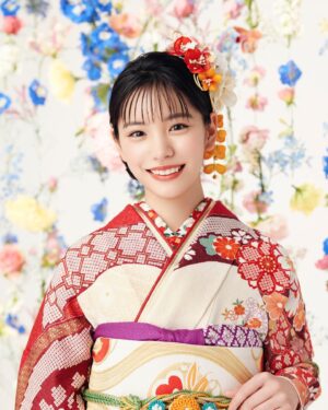 Ami Touma Instagram - この度、京都きもの友禅さんのイメージモデルをさせて頂くことになりました！
今回の撮影で初めて振袖を着ました👘とても色鮮やかな振袖を身に纏うと、自然と気分も上がってきて凄く楽しかったです！
#京都きもの友禅