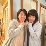Ami Touma Instagram - 「#ケの日のケケケ」のオフショット📸 あまねのお母さん・響ちゃんこと、響子役の#尾野真千子 さんと！ 今夜最終回放送もある「#僕の手を売ります」でもご一緒させていただいてた事もあり、今回あまねを演じるにあたってとても心強かったです。 「ケの日のケケケ」お楽しみに！