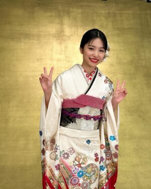 Ami Touma Instagram - あけましておめでとうございます🎍
お正月、皆さんどうお過ごしでしょうか？
私は家族と一緒にお雑煮を食べました。
新しく心を入れ替えて、2024年も色んな作品をお届けできるよう頑張っていきます！
今年も宜しくお願い致します！