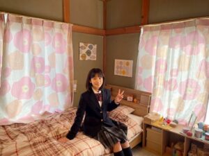 Ami Touma Instagram - ZIP!朝ドラマ「#パパとなっちゃんのお弁当」最終回ご覧いただけましたでしょうか？
700枚のお品書きが並んでるのを見て、3年間お弁当を作り続けてくれたパパは本当に凄いです！
最後のなっちゃんのお弁当見て、お弁当を通して成長したのはパパだけじゃなくて、なっちゃんもパパからの思いを毎日受け取って成長したんだなと思いました！
毎朝見て下さりありがとうございました！

#藤木直人 さん、共演者・スタッフの皆さん、#ZIP! の皆さん、見てくださった皆さん、ありがとうございました！