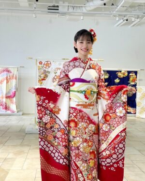 Ami Touma Instagram - この度、京都きもの友禅さんのイメージモデルをさせて頂くことになりました！
今回の撮影で初めて振袖を着ました👘とても色鮮やかな振袖を身に纏うと、自然と気分も上がってきて凄く楽しかったです！
#京都きもの友禅