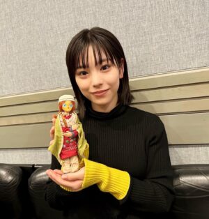 Ami Touma Instagram - Eテレコマ撮りアニメ特番「ルカと太陽の花」で、主人公ルカの幼なじみ、ロサの声優をさせていただきました。小さい時よくコマ撮りアニメーションを見ていたので、今回本作に参加させていただけて、とても嬉しかったです。私が演じるロサは、コロコロ表情が変わる元気な可愛らしい女の子です。
アフレコの時、実際に撮影に使っていたロサを触らせてもらいました。洋服や髪の毛が凄くリアルに作られていたり、目が光るように作られていたりと驚く事ばかりでした。繊細な表情の変化と共にルカとの掛け合いにも注目していただけると嬉しいです。
#コマ撮りアニメーション