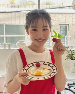 Ami Touma Instagram - 皆さん、おはようございます！
最近急に気温が下がってきましたね。
少し肌寒くなってくるこの時期ですが、過ごしやすくて私は好きです！
皆さん体調に気をつけてお過ごしください😊