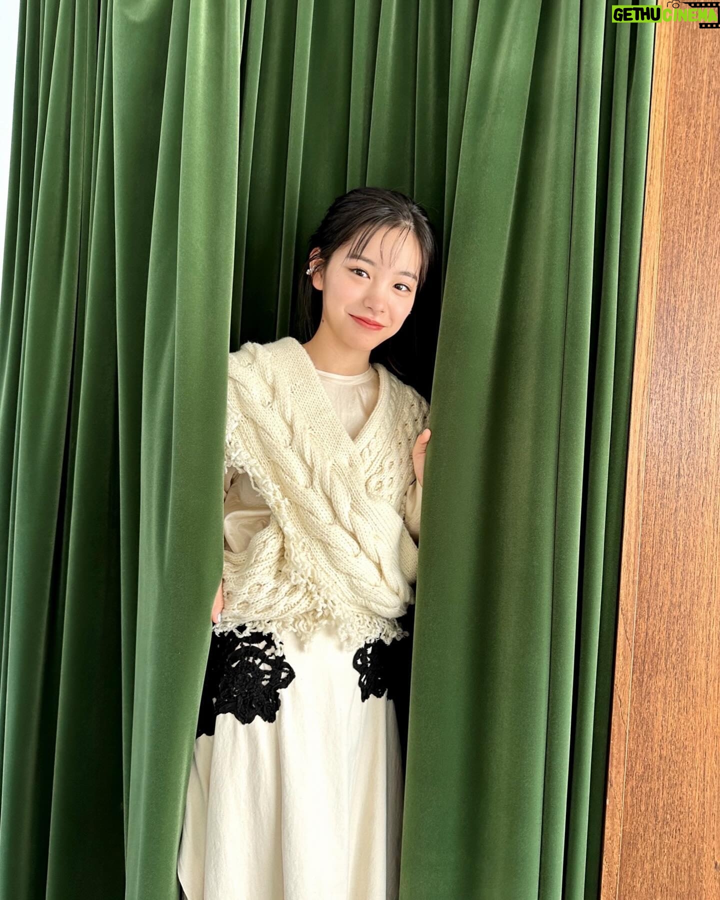Ami Touma - 29.4K Likes - 皆さんこんばんは。
2023年もあと少しになってきましたね。
私は昨日で仕事納めでした!
今年は色んな作品に参加させてもらい、沢山学びのある、充実した一年でした。
皆さんの2023年はどんな年でしたか?
年末は体調に気をつけて、体も心も休めてゆっくりお過ごしください😊