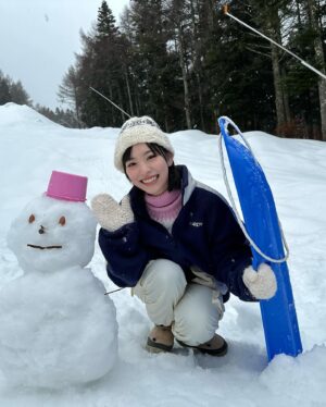 Ami Touma Instagram - #MYOJO の撮影で山梨県に行って来ました！
そりすべりをしたり、沖縄では見られない一面まっ白な雪景色を堪能してきました！
ぜひご覧下さい！