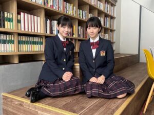 Ami Touma Instagram - 今週は「#最高の教師」放送が無いので、東風谷と阿久津さんのオフショットを！
私たち2人は休憩時間、よくセット内で過ごしてます笑
東風谷と阿久津さんの「三年後の僕たちは」がTVerにて配信されました！
こちらもぜひご覧下さい！

#藤﨑ゆみあ さん