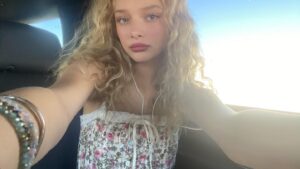 Amiah Miller Instagram - Lana in mi earzzz 🌸