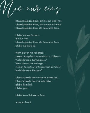 Aminata Touré Instagram - In den letzten Tagen habe ich oft darüber nachgedacht wie viel Macht Worte haben, wie sichtbar oder unsichtbar sie Menschen machen. Und wie sie Menschen ermutigen können, die unterschiedliche Formen von Diskriminierung erfahren. 

Der internationale Frauentag und die internationalen Wochen gegen Rassismus haben mich einen Text auskramen lassen, der auch in meinem Buch ist. 

In den letzten Wochen war ich auf mehreren Veranstaltungen, bei denen mutige junge Frauen  vor einen Publikum Texte vorgetragen haben. Über das Frausein in dieser Gesellschaft.

Welche Texte spiegeln für dich wider, was es bedeutet?