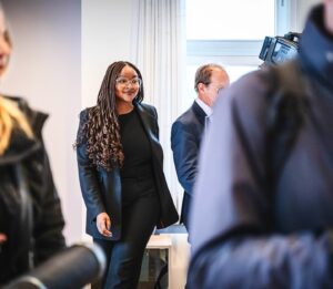 Aminata Touré Instagram - Die Kommunen leisten großartige Arbeit und das nehmen wir als Land nicht für selbstverständlich, sondern unterstützen, wo wir können. 

Auf meine Einladung hin fand heute der schleswig-holsteinische Migrationsgipfel statt. Gemeinsam mit den Kommunen, Gemeinden und kommunalen Landesverbänden haben wir ein deutliches Zeichen gesetzt: Als Landesregierung ziehen wir an einem Strang mit den Kommunen und stellen uns gemeinsam den aktuellen Herausforderungen bei der Unterbringung Geflüchteter. Am Abend haben wir uns auf folgende Punkte geeinigt: 

Als Land entlasten wir kurzfristig die Kommunen 
➡️ durch die Erhöhung der Kapazitäten in den Landesunterkünften von 7800 auf 10 000 Plätze 
➡️ die Ankündigungsfrist der Kreisverteilung soll so schnell wie möglich wieder vier statt drei Wochen betragen
➡️ Geflüchtete mit schlechter Bleibeperspektive werden ab sofort nicht mehr auf die Kreise und kreisfreien Städte weiterverteilt; sie verbleiben in den Landesunterkünften 

Mittelfristig bleiben wir handlungsfähig, indem wir 
➡️ eine Integrationsstrategie voranbringen, die die Bereiche Wohnen, Bildung, Kita, Arbeit, Gesundheit umfasst 
➡️ gezielte Lösungen für die Kreise und kreisfreien Städte entwickeln, in denen besonders viele Geflüchtete sind
