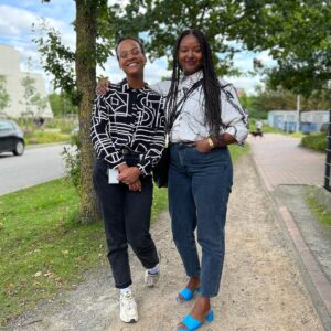 Aminata Touré Instagram - In dieser Woche ging es viel um die Unterbringungssituation von Geflüchteten in Schleswig-Holstein. Wir haben steigende Zahlen, deshalb habe ich die Entscheidung getroffen, dass wir einen sechsten Standort als Landesunterkunft hochfahren. Damit schaffen wir 600 weitere Plätze und haben dann 7.800 Plätze im Land. Die fünf, bald sechs Kommunen in Schleswig-Holstein, in denen die Landesunterkünfte sind, leisten eine großartige und humanitäre Arbeit. 

Bild 1: Montag - wie immer gefüllt mit internen Runden. Wenn ich im Landeshaus bin und noch Zeit zwischen Terminen habe, bin ich meist in Lasses Büro. Einen Stuhl bietet er mir aber nicht immer an! 

Bild 2: Mittwoch: Vor dem Innen- und Rechtsausschuss mit meinem Team. Wir haben das Parlament unter anderem über die neu getroffenen Maßnahmen zur Unterbringung informiert. 

Bild 3: Mittagspause mit Trish und Katrine :). 

Bild 4: 15 Jahre Landesverband Frauenberatungsstellen Schleswig-Holstein. 

Bild 5: Auf dem Bild seht ihr Frauen unterschiedlicher Parteien und Organisationen, die sich für Gleichberechtigung und den Schutz gegen Gewalt einsetzen. 

Bild 6: Interview vorm Ministerium zum Schutz gegen Gewalt an Frauen. Es braucht meiner Meinung nach noch mehr Prävention und härtere Strafen bei Tätern.

Bild 7: In unserer Landesunterkunft in Seeth bei einer Versammlung mit Bürgermeister*innen der Gemeinde selbst und anliegenden Gemeinden und Gemeindevertreter*innen und interessierten Bürger*innen zur aktuellen Situation der Unterbringung. 

Bild 8: Danke für den regen Austausch und die ehrlichen und offenen Worte. Seeth leistet eine großartige Arbeit. Das Landesamt genauso und wir wollen als Land mit aller Kraft unterstützen und optimieren, wo es geht. 

Bild 9: Beim Frauencafé der Landesunterkunft. Neben den Zahlen und Kapazitäten, von denen wir immerzu sprechen, ist es wichtig die Menschen dahinter nicht zu vergessen. Menschen, die vor Krieg und Verfolgen fliehen und hier ein neues Zuhause finden. 

Bild 10: Und es sind viele Kinder, die in den Unterkünften leben, für die wir in den Erstaufnahmeeinrichtungen ein Beschulungs- und Betreuungsangebot haben.