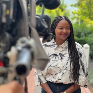 Aminata Touré Instagram - In dieser Woche ging es viel um die Unterbringungssituation von Geflüchteten in Schleswig-Holstein. Wir haben steigende Zahlen, deshalb habe ich die Entscheidung getroffen, dass wir einen sechsten Standort als Landesunterkunft hochfahren. Damit schaffen wir 600 weitere Plätze und haben dann 7.800 Plätze im Land. Die fünf, bald sechs Kommunen in Schleswig-Holstein, in denen die Landesunterkünfte sind, leisten eine großartige und humanitäre Arbeit. 

Bild 1: Montag - wie immer gefüllt mit internen Runden. Wenn ich im Landeshaus bin und noch Zeit zwischen Terminen habe, bin ich meist in Lasses Büro. Einen Stuhl bietet er mir aber nicht immer an! 

Bild 2: Mittwoch: Vor dem Innen- und Rechtsausschuss mit meinem Team. Wir haben das Parlament unter anderem über die neu getroffenen Maßnahmen zur Unterbringung informiert. 

Bild 3: Mittagspause mit Trish und Katrine :). 

Bild 4: 15 Jahre Landesverband Frauenberatungsstellen Schleswig-Holstein. 

Bild 5: Auf dem Bild seht ihr Frauen unterschiedlicher Parteien und Organisationen, die sich für Gleichberechtigung und den Schutz gegen Gewalt einsetzen. 

Bild 6: Interview vorm Ministerium zum Schutz gegen Gewalt an Frauen. Es braucht meiner Meinung nach noch mehr Prävention und härtere Strafen bei Tätern.

Bild 7: In unserer Landesunterkunft in Seeth bei einer Versammlung mit Bürgermeister*innen der Gemeinde selbst und anliegenden Gemeinden und Gemeindevertreter*innen und interessierten Bürger*innen zur aktuellen Situation der Unterbringung. 

Bild 8: Danke für den regen Austausch und die ehrlichen und offenen Worte. Seeth leistet eine großartige Arbeit. Das Landesamt genauso und wir wollen als Land mit aller Kraft unterstützen und optimieren, wo es geht. 

Bild 9: Beim Frauencafé der Landesunterkunft. Neben den Zahlen und Kapazitäten, von denen wir immerzu sprechen, ist es wichtig die Menschen dahinter nicht zu vergessen. Menschen, die vor Krieg und Verfolgen fliehen und hier ein neues Zuhause finden. 

Bild 10: Und es sind viele Kinder, die in den Unterkünften leben, für die wir in den Erstaufnahmeeinrichtungen ein Beschulungs- und Betreuungsangebot haben.