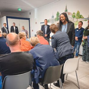 Aminata Touré Instagram - In dieser Woche ging es viel um die Unterbringungssituation von Geflüchteten in Schleswig-Holstein. Wir haben steigende Zahlen, deshalb habe ich die Entscheidung getroffen, dass wir einen sechsten Standort als Landesunterkunft hochfahren. Damit schaffen wir 600 weitere Plätze und haben dann 7.800 Plätze im Land. Die fünf, bald sechs Kommunen in Schleswig-Holstein, in denen die Landesunterkünfte sind, leisten eine großartige und humanitäre Arbeit. 

Bild 1: Montag - wie immer gefüllt mit internen Runden. Wenn ich im Landeshaus bin und noch Zeit zwischen Terminen habe, bin ich meist in Lasses Büro. Einen Stuhl bietet er mir aber nicht immer an! 

Bild 2: Mittwoch: Vor dem Innen- und Rechtsausschuss mit meinem Team. Wir haben das Parlament unter anderem über die neu getroffenen Maßnahmen zur Unterbringung informiert. 

Bild 3: Mittagspause mit Trish und Katrine :). 

Bild 4: 15 Jahre Landesverband Frauenberatungsstellen Schleswig-Holstein. 

Bild 5: Auf dem Bild seht ihr Frauen unterschiedlicher Parteien und Organisationen, die sich für Gleichberechtigung und den Schutz gegen Gewalt einsetzen. 

Bild 6: Interview vorm Ministerium zum Schutz gegen Gewalt an Frauen. Es braucht meiner Meinung nach noch mehr Prävention und härtere Strafen bei Tätern.

Bild 7: In unserer Landesunterkunft in Seeth bei einer Versammlung mit Bürgermeister*innen der Gemeinde selbst und anliegenden Gemeinden und Gemeindevertreter*innen und interessierten Bürger*innen zur aktuellen Situation der Unterbringung. 

Bild 8: Danke für den regen Austausch und die ehrlichen und offenen Worte. Seeth leistet eine großartige Arbeit. Das Landesamt genauso und wir wollen als Land mit aller Kraft unterstützen und optimieren, wo es geht. 

Bild 9: Beim Frauencafé der Landesunterkunft. Neben den Zahlen und Kapazitäten, von denen wir immerzu sprechen, ist es wichtig die Menschen dahinter nicht zu vergessen. Menschen, die vor Krieg und Verfolgen fliehen und hier ein neues Zuhause finden. 

Bild 10: Und es sind viele Kinder, die in den Unterkünften leben, für die wir in den Erstaufnahmeeinrichtungen ein Beschulungs- und Betreuungsangebot haben.