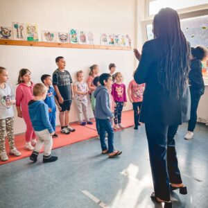 Aminata Touré Instagram - In dieser Woche ging es viel um die Unterbringungssituation von Geflüchteten in Schleswig-Holstein. Wir haben steigende Zahlen, deshalb habe ich die Entscheidung getroffen, dass wir einen sechsten Standort als Landesunterkunft hochfahren. Damit schaffen wir 600 weitere Plätze und haben dann 7.800 Plätze im Land. Die fünf, bald sechs Kommunen in Schleswig-Holstein, in denen die Landesunterkünfte sind, leisten eine großartige und humanitäre Arbeit. 

Bild 1: Montag - wie immer gefüllt mit internen Runden. Wenn ich im Landeshaus bin und noch Zeit zwischen Terminen habe, bin ich meist in Lasses Büro. Einen Stuhl bietet er mir aber nicht immer an! 

Bild 2: Mittwoch: Vor dem Innen- und Rechtsausschuss mit meinem Team. Wir haben das Parlament unter anderem über die neu getroffenen Maßnahmen zur Unterbringung informiert. 

Bild 3: Mittagspause mit Trish und Katrine :). 

Bild 4: 15 Jahre Landesverband Frauenberatungsstellen Schleswig-Holstein. 

Bild 5: Auf dem Bild seht ihr Frauen unterschiedlicher Parteien und Organisationen, die sich für Gleichberechtigung und den Schutz gegen Gewalt einsetzen. 

Bild 6: Interview vorm Ministerium zum Schutz gegen Gewalt an Frauen. Es braucht meiner Meinung nach noch mehr Prävention und härtere Strafen bei Tätern.

Bild 7: In unserer Landesunterkunft in Seeth bei einer Versammlung mit Bürgermeister*innen der Gemeinde selbst und anliegenden Gemeinden und Gemeindevertreter*innen und interessierten Bürger*innen zur aktuellen Situation der Unterbringung. 

Bild 8: Danke für den regen Austausch und die ehrlichen und offenen Worte. Seeth leistet eine großartige Arbeit. Das Landesamt genauso und wir wollen als Land mit aller Kraft unterstützen und optimieren, wo es geht. 

Bild 9: Beim Frauencafé der Landesunterkunft. Neben den Zahlen und Kapazitäten, von denen wir immerzu sprechen, ist es wichtig die Menschen dahinter nicht zu vergessen. Menschen, die vor Krieg und Verfolgen fliehen und hier ein neues Zuhause finden. 

Bild 10: Und es sind viele Kinder, die in den Unterkünften leben, für die wir in den Erstaufnahmeeinrichtungen ein Beschulungs- und Betreuungsangebot haben.
