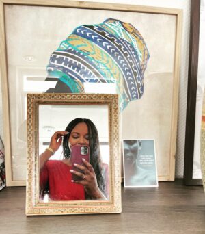 Aminata Touré Instagram - „Nicht alles lässt sich ändern, aber nichts ändert sich von selbst.“ - James Baldwin

Als daily reminder liegt diese Karte bei mir im Büro. 

Das hier ist ein Ausschnitt vom Mittwoch und Donnerstag.

Kurze Lagebesprechung mit meinem Team, bei dem es auch um die Frage Kuchen zum Frühstück ging ;) (Slide 2)! 

Dann ging es zur wöchentlichen Abteilungsleiter*innensitzung, bei der wir die Themen des Hauses besprechen: Kita, Soziales, Pflege, Geflüchtete, Behindertenpolitik, Ehrenamt, Senior*innenpolitik, Koordinierung von Themen mit anderen Ministerien uvm. (Slide 3) 

Später gings zum Fachtag Prostituiertenschutzgesetz, das 6 Jahre alt geworden ist. Ich durfte eine Keynote halten. Die Diskussion um ein Sexkaufverbot halte ich für falsch, weil es Sichtbarkeit für Sicherheit braucht. Ich habe außerdem die notwendige Unterscheidung zwischen Sexarbeit und Zwangsprostitution/ Menschenhandel betont. In SH haben wir zwei tolle Organisationen cara.sh und contra, die Fachberatung machen und mit denen ich schon seit Jahren im regelmäßigen Austausch zur Verbesserung der Situation der Frauen bin. Als Land fördern wir beide Organisationen. (Slide 4)

Abseits dessen haben wir uns, wie jede Woche, mit der Unterbringung und Integration von Geflüchteten in SH beschäftigt. Die Zahlen steigen derzeit wieder und deshalb bin ich mit den Kreisen und kreisfreien Städten im regelmäßigen Austausch. Wir müssen schnell und handlungsfähig sein, um die Kommunen zu unterstützen. Daran arbeiten wir täglich. 

Diese Woche im Gespräch mit Kommunalvertreter*innen in Henstedt-Ulzburg. Dort wird wirklich großartige Arbeit geleistet, um die Menschen unterzubringen und zu integrieren. Danke. An Henstedt-Ulzburg, aber auch an die restlichen Kommunen. 

Dort war ich mit meiner Kollegin Sabine Sütterlin-Waack, die als Kommunal- und Bauministerin gemeinsam mit mir an diesen Themen arbeitet. (Slide 5) 

Ein besonders schöner Termin war auch in Kisdorf beim Sozialkaufhaus, bei dem ein Team aus Haupt- und Ehrenamtlichen so wie Menschen mit Behinderung zusammenarbeitet (Slide 6). 

Es bleibt viel zu tun. 

Euch ein schönes sonniges Wochenende! 🌞