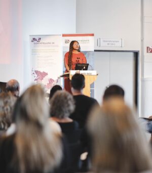 Aminata Touré Instagram - „Nicht alles lässt sich ändern, aber nichts ändert sich von selbst.“ - James Baldwin

Als daily reminder liegt diese Karte bei mir im Büro. 

Das hier ist ein Ausschnitt vom Mittwoch und Donnerstag.

Kurze Lagebesprechung mit meinem Team, bei dem es auch um die Frage Kuchen zum Frühstück ging ;) (Slide 2)! 

Dann ging es zur wöchentlichen Abteilungsleiter*innensitzung, bei der wir die Themen des Hauses besprechen: Kita, Soziales, Pflege, Geflüchtete, Behindertenpolitik, Ehrenamt, Senior*innenpolitik, Koordinierung von Themen mit anderen Ministerien uvm. (Slide 3) 

Später gings zum Fachtag Prostituiertenschutzgesetz, das 6 Jahre alt geworden ist. Ich durfte eine Keynote halten. Die Diskussion um ein Sexkaufverbot halte ich für falsch, weil es Sichtbarkeit für Sicherheit braucht. Ich habe außerdem die notwendige Unterscheidung zwischen Sexarbeit und Zwangsprostitution/ Menschenhandel betont. In SH haben wir zwei tolle Organisationen cara.sh und contra, die Fachberatung machen und mit denen ich schon seit Jahren im regelmäßigen Austausch zur Verbesserung der Situation der Frauen bin. Als Land fördern wir beide Organisationen. (Slide 4)

Abseits dessen haben wir uns, wie jede Woche, mit der Unterbringung und Integration von Geflüchteten in SH beschäftigt. Die Zahlen steigen derzeit wieder und deshalb bin ich mit den Kreisen und kreisfreien Städten im regelmäßigen Austausch. Wir müssen schnell und handlungsfähig sein, um die Kommunen zu unterstützen. Daran arbeiten wir täglich. 

Diese Woche im Gespräch mit Kommunalvertreter*innen in Henstedt-Ulzburg. Dort wird wirklich großartige Arbeit geleistet, um die Menschen unterzubringen und zu integrieren. Danke. An Henstedt-Ulzburg, aber auch an die restlichen Kommunen. 

Dort war ich mit meiner Kollegin Sabine Sütterlin-Waack, die als Kommunal- und Bauministerin gemeinsam mit mir an diesen Themen arbeitet. (Slide 5) 

Ein besonders schöner Termin war auch in Kisdorf beim Sozialkaufhaus, bei dem ein Team aus Haupt- und Ehrenamtlichen so wie Menschen mit Behinderung zusammenarbeitet (Slide 6). 

Es bleibt viel zu tun. 

Euch ein schönes sonniges Wochenende! 🌞