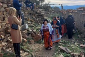 Amira Hilda Douaouda Instagram - QUEENS OF ALGERIA 👑🇩🇿❤️ : 

" Je voulais vous parler de toutes ces valeureuses femmes dans les photos , ces femmes qui ont réellement vécu l'horreur dans leur village ou fut tourné le film , leurs proches ont été assassinés et torturés devant leurs yeux de jeunes filles , des récits d'atrocités qui dépassent la fiction.  La région a vécu un massacre commis par les soldats de l’armée coloniale  le 6 mai 1957 et le 4 novembre 1957. Le village avait été encerclé, détruit totalement puis incendié et sa population a été déportée dans un camp de concentration.
 
Pendant les journées froides de tournage 
ses femmes étaient notre rayon de soleil, leur sourire nous réchauffait le cœur, humbles et toujours de bonne humeur , elles nous apprennent que même si le monde n’est pas tout rose, il n’est pas tout noir non plus. 

Je tenais aussi à remercier l'association
Tadukli taddart lejdid iwaquran Mourad Arab Yacine Hamraoui et tout les membres 
Tajma3it du village 
 @HikingTherapy  Foufa Net Allo 
Bravo pour le travail remarquable que vous accomplissez au quotidien ❤️ "

Par @brahim_hamadi_madbox

EXECUTION إعدام  de Youcef Mahsas
وزارة الثقافة والفنون الجزائرية 
Centre Algérien de Développement du Cinéma 
@madboxprod Productions
