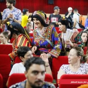Amira Hilda Douaouda Instagram - QUEENS OF ALGERIA 👑🇩🇿❤️ : 

" Je voulais vous parler de toutes ces valeureuses femmes dans les photos , ces femmes qui ont réellement vécu l'horreur dans leur village ou fut tourné le film , leurs proches ont été assassinés et torturés devant leurs yeux de jeunes filles , des récits d'atrocités qui dépassent la fiction.  La région a vécu un massacre commis par les soldats de l’armée coloniale  le 6 mai 1957 et le 4 novembre 1957. Le village avait été encerclé, détruit totalement puis incendié et sa population a été déportée dans un camp de concentration.
 
Pendant les journées froides de tournage 
ses femmes étaient notre rayon de soleil, leur sourire nous réchauffait le cœur, humbles et toujours de bonne humeur , elles nous apprennent que même si le monde n’est pas tout rose, il n’est pas tout noir non plus. 

Je tenais aussi à remercier l'association
Tadukli taddart lejdid iwaquran Mourad Arab Yacine Hamraoui et tout les membres 
Tajma3it du village 
 @HikingTherapy  Foufa Net Allo 
Bravo pour le travail remarquable que vous accomplissez au quotidien ❤️ "

Par @brahim_hamadi_madbox

EXECUTION إعدام  de Youcef Mahsas
وزارة الثقافة والفنون الجزائرية 
Centre Algérien de Développement du Cinéma 
@madboxprod Productions