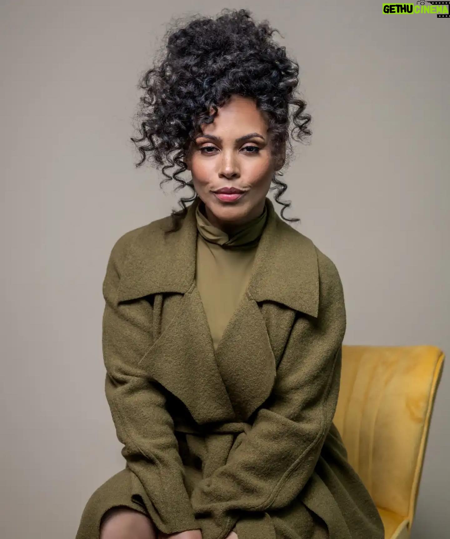Amirah Vann Instagram - Soy Afro-Boriqua “pa que tu lo sepas”/I’m Afro-Puerto Rican so you know! Huge thank you to Jasmin Hernandez @gallerygurls for my very first LatinX profile-I loved our talk! It has taken a long time for me to feel seen or embraced by our LatinX Hollywood community and my heart is full of gratitude. Let’s continue to make space for more LatinX faces and stories- especially our darker skinned toned and indigenous hermanas/sisters like my daughter! I am thrilled to share some of my experiences as a proud Afro-Nuyorican actress with you-my online familia/family 💗 Link In Bio @r29somos @refinery29 📸 @vfpvik