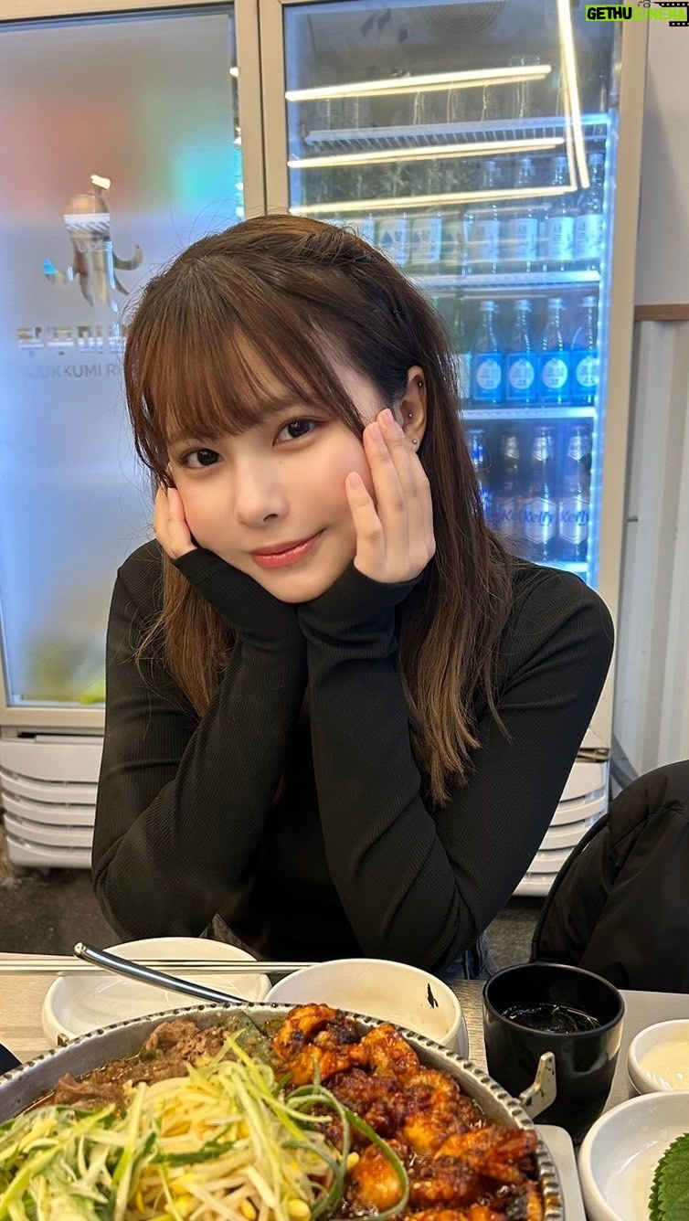 Amisa Miyazaki Instagram - モグあみPart2 🇰🇷 この日雨で湿気で髪の毛やられた🥹