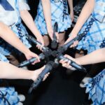 Amisa Miyazaki Instagram - X(Twitter)でもお知らせしましたが、改めてインスタでも、長いですが、最後まで読んでいただけると嬉しいです。 私、宮崎あみさは先日行われた、10/24のミスティア！3rdワンマンライブにて、約3年半活動したミスティア！を｢卒業｣致しました。 まずは、ミスティア3rdワンマンライブ、Zepp新宿にご来場いただきありがとうございました！ずっと夢であったZeppに立つ夢がこうして形となって沢山の人が足を運んでくれてとても幸せな時間を過ごすことができました。 高校生活をほとんどミスティアのメンバーと過ごして、辛いことも嬉しいことも共有できるって凄く素敵なんだなと今になっても感じます。毎日のライブもライブ後のご飯も休みの日に遊びに行ったりとアイドルそしてミスティアは私の青春でした。 私は、16歳の時にライブアイドルから芸能界に入りました。初めは右も左とわからず、自分が何をやってるいるかイマイチ分からない状態で活動をしていましたが、活動するにつれてアイドルというものにどんどん惹かれていき気がついたから大好きになっていました。 2020年2月にミスティア第2章のメンバーとして17歳の時にデビューしました。ですが、デビューしてすぐ緊急事態宣言が発表され活動日数は減りいざライブができる状態になると思い通りにいかないことばかりで何度も挫けそうになった事もありました。あの時はお客さんが2.3人の時も当たり前にあったけど今回このZeppというステージからの景色を見て私のやってきた事は間違えてなかったと今なら胸を張って言えます。応援してくれる皆さんがいたからこそここまで来れました。素敵な景色を見せてくれてありがとう。 ご存知の通り私は2022年からの約1年半アイドル活動をお休みしていました。 元々高校を卒業してからの1年間のみアイドルを続けその後は学業に専念する約束を親としていて運営側とも話を進めていましたが、アイドルとしての目標であるZeppに立つ事ができないままでいいのかと報われない気持ちでいっぱいでした。その時に個人で受けていたオーディションに合格し、そのまま諦めたくは無いと思い活動休止という形にさせていただきました。 ずっと私には夢がなくて夢を聞かれたらウルトラスーパースターと答えるくらいとても曖昧なものでした、でもこの活休した1年半で今までない景色を見て沢山の経験をして演技がしたいというハッキリとした夢ができました。 ライブ当日でもお話させていただきましたが、卒業を事前に発表しなかったのはメンバーや運営さんがいてこそ作り上げられたミスティア3rdワンマンライブが私の卒業ライブになってしまうのがこわかったからです。 メンバーの皆さん運営さんここまでミスティアを支えてくれてありがとう、皆さんがいたからこそZeppというステージに立つ私の目標が叶いました。メンバーのみんな、数多くあるグループからミスティアに入ってくれてありがとう。 運営さん、いっぱい喧嘩もしたけど全部含めてとても楽しい思い出です！！ ずっと待ってくれていた皆さんには申し訳ない気持ちでいっぱいです。ごめんなさい。 アイドルの宮崎あみさはここで終わりになってしまいましたが、これからどんどんステップアップしていくつもりなので今回の卒業はいい卒業だと皆さんに捉えてもらいたいです。星の数いるアイドルの中から私を選んで、愛してくれてありがとう。これからは宮崎あみさを1人のタレントとしてどうか見守って頂けたらと思います。いつか宮崎あみさを応援してよかった、好きになって良かったと思われるよう、そして皆さんを支えて笑顔にできるタレントになりたいと思います。 こんな不束者な宮崎あみさですが、これからも応援してくれると嬉しいです。