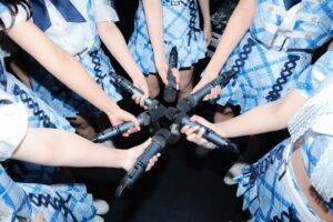 Amisa Miyazaki Instagram - X(Twitter)でもお知らせしましたが、改めてインスタでも、長いですが、最後まで読んでいただけると嬉しいです。

私、宮崎あみさは先日行われた、10/24のミスティア！3rdワンマンライブにて、約3年半活動したミスティア！を｢卒業｣致しました。

まずは、ミスティア3rdワンマンライブ、Zepp新宿にご来場いただきありがとうございました！ずっと夢であったZeppに立つ夢がこうして形となって沢山の人が足を運んでくれてとても幸せな時間を過ごすことができました。

高校生活をほとんどミスティアのメンバーと過ごして、辛いことも嬉しいことも共有できるって凄く素敵なんだなと今になっても感じます。毎日のライブもライブ後のご飯も休みの日に遊びに行ったりとアイドルそしてミスティアは私の青春でした。

私は、16歳の時にライブアイドルから芸能界に入りました。初めは右も左とわからず、自分が何をやってるいるかイマイチ分からない状態で活動をしていましたが、活動するにつれてアイドルというものにどんどん惹かれていき気がついたから大好きになっていました。
 
2020年2月にミスティア第2章のメンバーとして17歳の時にデビューしました。ですが、デビューしてすぐ緊急事態宣言が発表され活動日数は減りいざライブができる状態になると思い通りにいかないことばかりで何度も挫けそうになった事もありました。あの時はお客さんが2.3人の時も当たり前にあったけど今回このZeppというステージからの景色を見て私のやってきた事は間違えてなかったと今なら胸を張って言えます。応援してくれる皆さんがいたからこそここまで来れました。素敵な景色を見せてくれてありがとう。

ご存知の通り私は2022年からの約1年半アイドル活動をお休みしていました。
元々高校を卒業してからの1年間のみアイドルを続けその後は学業に専念する約束を親としていて運営側とも話を進めていましたが、アイドルとしての目標であるZeppに立つ事ができないままでいいのかと報われない気持ちでいっぱいでした。その時に個人で受けていたオーディションに合格し、そのまま諦めたくは無いと思い活動休止という形にさせていただきました。
ずっと私には夢がなくて夢を聞かれたらウルトラスーパースターと答えるくらいとても曖昧なものでした、でもこの活休した1年半で今までない景色を見て沢山の経験をして演技がしたいというハッキリとした夢ができました。

ライブ当日でもお話させていただきましたが、卒業を事前に発表しなかったのはメンバーや運営さんがいてこそ作り上げられたミスティア3rdワンマンライブが私の卒業ライブになってしまうのがこわかったからです。
メンバーの皆さん運営さんここまでミスティアを支えてくれてありがとう、皆さんがいたからこそZeppというステージに立つ私の目標が叶いました。メンバーのみんな、数多くあるグループからミスティアに入ってくれてありがとう。
運営さん、いっぱい喧嘩もしたけど全部含めてとても楽しい思い出です！！

ずっと待ってくれていた皆さんには申し訳ない気持ちでいっぱいです。ごめんなさい。

アイドルの宮崎あみさはここで終わりになってしまいましたが、これからどんどんステップアップしていくつもりなので今回の卒業はいい卒業だと皆さんに捉えてもらいたいです。星の数いるアイドルの中から私を選んで、愛してくれてありがとう。これからは宮崎あみさを1人のタレントとしてどうか見守って頂けたらと思います。いつか宮崎あみさを応援してよかった、好きになって良かったと思われるよう、そして皆さんを支えて笑顔にできるタレントになりたいと思います。
こんな不束者な宮崎あみさですが、これからも応援してくれると嬉しいです。