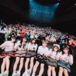 Amisa Miyazaki Instagram - X(Twitter)でもお知らせしましたが、改めてインスタでも、長いですが、最後まで読んでいただけると嬉しいです。 私、宮崎あみさは先日行われた、10/24のミスティア！3rdワンマンライブにて、約3年半活動したミスティア！を｢卒業｣致しました。 まずは、ミスティア3rdワンマンライブ、Zepp新宿にご来場いただきありがとうございました！ずっと夢であったZeppに立つ夢がこうして形となって沢山の人が足を運んでくれてとても幸せな時間を過ごすことができました。 高校生活をほとんどミスティアのメンバーと過ごして、辛いことも嬉しいことも共有できるって凄く素敵なんだなと今になっても感じます。毎日のライブもライブ後のご飯も休みの日に遊びに行ったりとアイドルそしてミスティアは私の青春でした。 私は、16歳の時にライブアイドルから芸能界に入りました。初めは右も左とわからず、自分が何をやってるいるかイマイチ分からない状態で活動をしていましたが、活動するにつれてアイドルというものにどんどん惹かれていき気がついたから大好きになっていました。 2020年2月にミスティア第2章のメンバーとして17歳の時にデビューしました。ですが、デビューしてすぐ緊急事態宣言が発表され活動日数は減りいざライブができる状態になると思い通りにいかないことばかりで何度も挫けそうになった事もありました。あの時はお客さんが2.3人の時も当たり前にあったけど今回このZeppというステージからの景色を見て私のやってきた事は間違えてなかったと今なら胸を張って言えます。応援してくれる皆さんがいたからこそここまで来れました。素敵な景色を見せてくれてありがとう。 ご存知の通り私は2022年からの約1年半アイドル活動をお休みしていました。 元々高校を卒業してからの1年間のみアイドルを続けその後は学業に専念する約束を親としていて運営側とも話を進めていましたが、アイドルとしての目標であるZeppに立つ事ができないままでいいのかと報われない気持ちでいっぱいでした。その時に個人で受けていたオーディションに合格し、そのまま諦めたくは無いと思い活動休止という形にさせていただきました。 ずっと私には夢がなくて夢を聞かれたらウルトラスーパースターと答えるくらいとても曖昧なものでした、でもこの活休した1年半で今までない景色を見て沢山の経験をして演技がしたいというハッキリとした夢ができました。 ライブ当日でもお話させていただきましたが、卒業を事前に発表しなかったのはメンバーや運営さんがいてこそ作り上げられたミスティア3rdワンマンライブが私の卒業ライブになってしまうのがこわかったからです。 メンバーの皆さん運営さんここまでミスティアを支えてくれてありがとう、皆さんがいたからこそZeppというステージに立つ私の目標が叶いました。メンバーのみんな、数多くあるグループからミスティアに入ってくれてありがとう。 運営さん、いっぱい喧嘩もしたけど全部含めてとても楽しい思い出です！！ ずっと待ってくれていた皆さんには申し訳ない気持ちでいっぱいです。ごめんなさい。 アイドルの宮崎あみさはここで終わりになってしまいましたが、これからどんどんステップアップしていくつもりなので今回の卒業はいい卒業だと皆さんに捉えてもらいたいです。星の数いるアイドルの中から私を選んで、愛してくれてありがとう。これからは宮崎あみさを1人のタレントとしてどうか見守って頂けたらと思います。いつか宮崎あみさを応援してよかった、好きになって良かったと思われるよう、そして皆さんを支えて笑顔にできるタレントになりたいと思います。 こんな不束者な宮崎あみさですが、これからも応援してくれると嬉しいです。